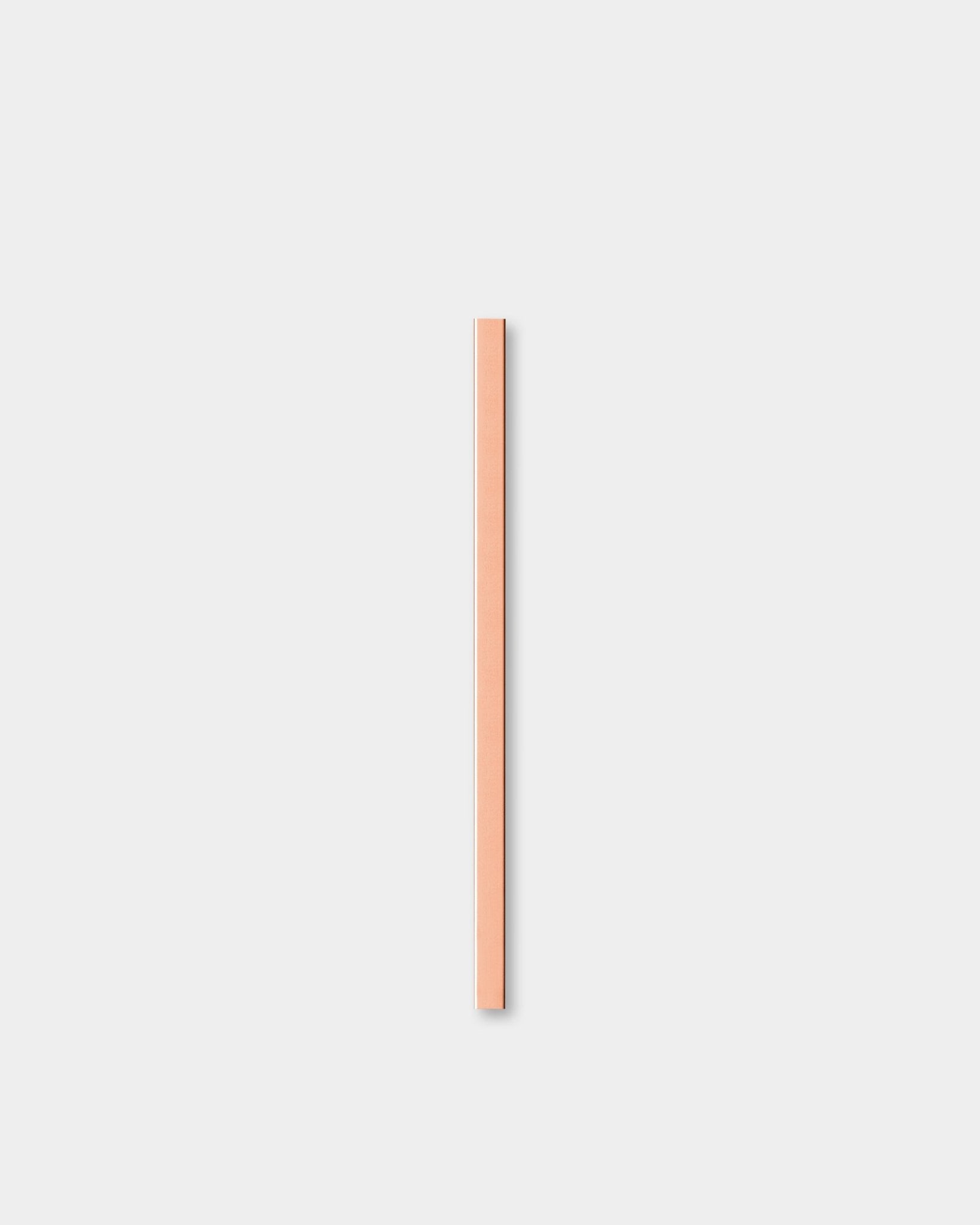 Il Liva | Cover / Copper, 60 cm Pannello acustico di WoodUpp è posizionato in verticale su uno sfondo semplice grigio chiaro.
